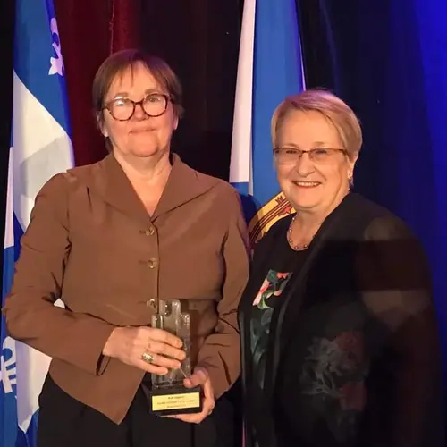 Photo de Ruth Gagnon gagnant le prix