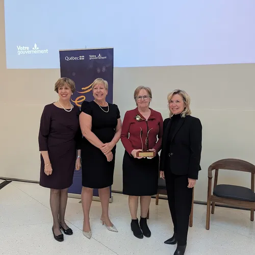 Quatre femmes qui posent après la remise d'un prix