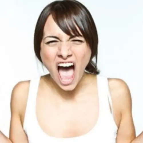 Photo d'une femme exprimant la colère