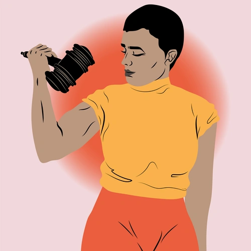 Une femme qui lève un poid en forme de marteau