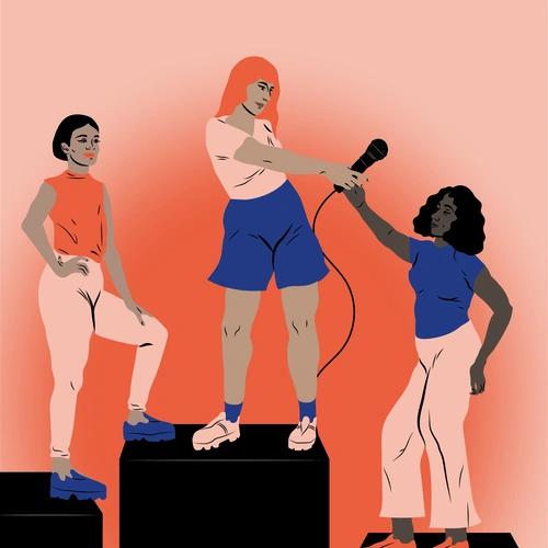 Trois femmes qui sont sur des piédestal