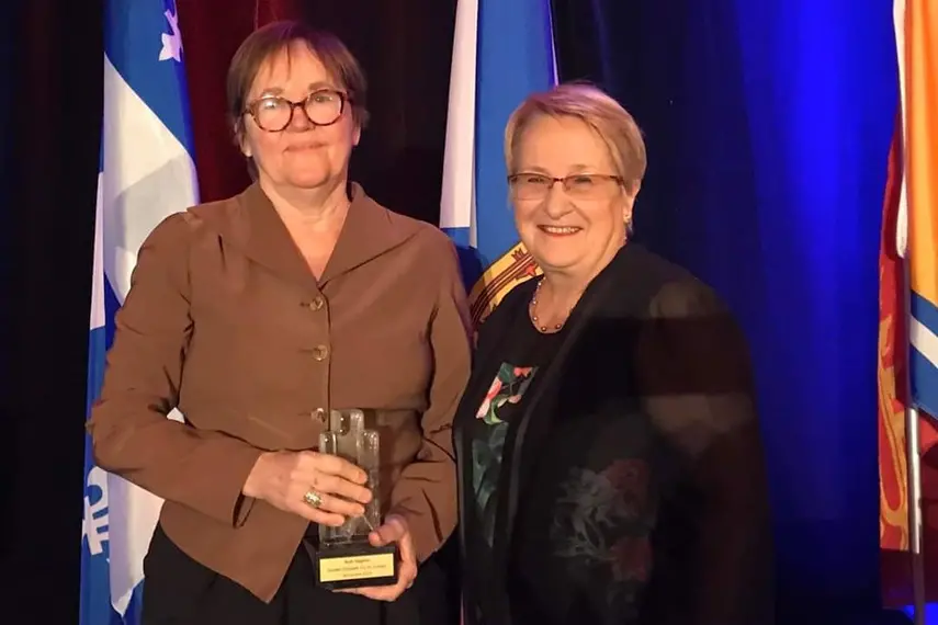 Photo de Ruth Gagnon gagnant le prix