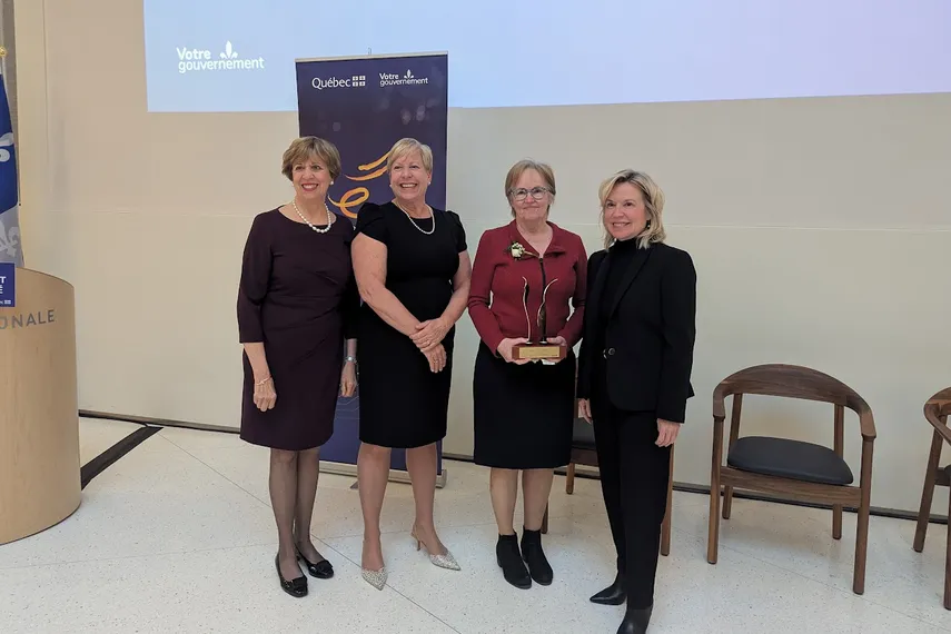 Quatre femmes qui posent après la remise d'un prix