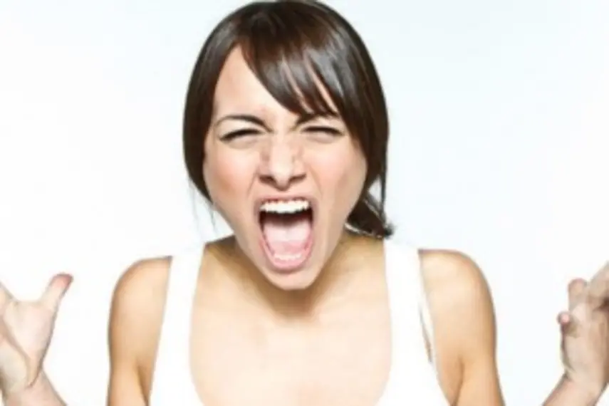 Photo d'une femme exprimant la colère
